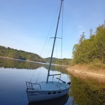 Malá kajutová plachetnice